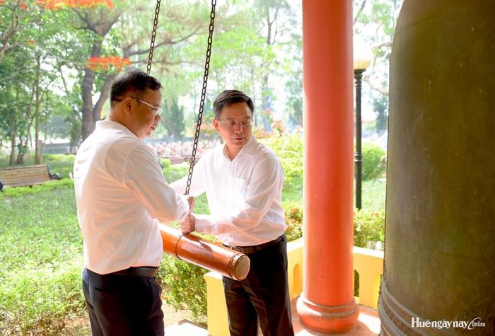 Thường trực Thành ủy thực hiện nghi thức thỉnh 9 tiếng chuông tại tháp chuông