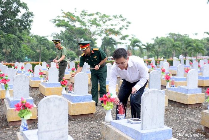 Đoàn đến thắp hương từng phần mộ