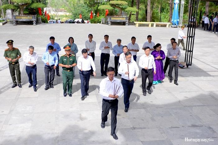 Đoàn công tác tiến hành lễ dâng hương