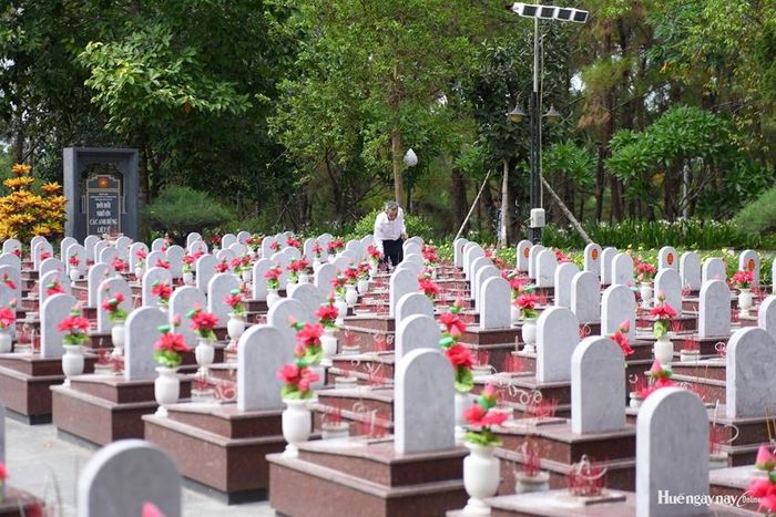 Hoạt động dâng hoa, dâng hương có ý nghĩa nhân văn sâu sắc, thể hiện đạo lý “Uống nước nhớ nguồn” của dân tộc