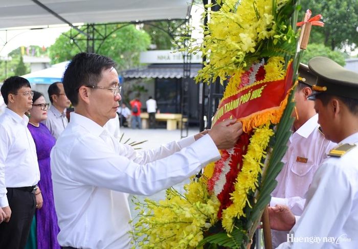 Đồng chí Nguyễn Đình Trung, UVTW Đảng, Bí thư Thành ủy, Trưởng Đoàn ĐBQH thành phố thực hiện nghi thức chỉnh vòng hoa trước khi tiến hành dâng hoa