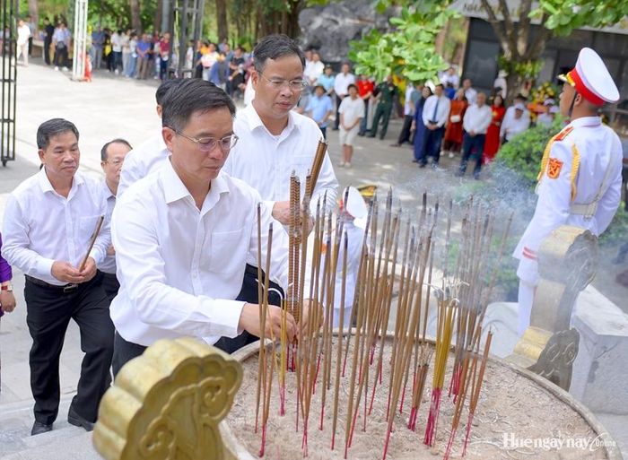 Đồng chí Nguyễn Đình Trung và Phạm Đức Tiến tiến hành dâng hương