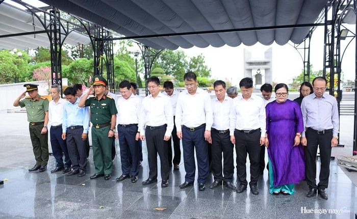 Đoàn dành phút mặc niệm tưởng nhớ và bày tỏ lòng biết ơn sâu sắc đối với các Anh hùng liệt sĩ