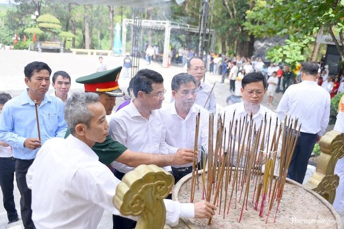 Các đồng chí Ủy viên Ban Thường vụ tiến hành dâng hương