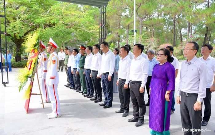 Đoàn công tác của TP. Huế dâng hoa, dâng hương, tri ân các Anh hùng liệt sĩ
