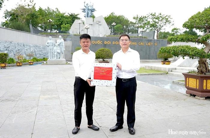 Đồng chí Nguyễn Đình Trung thay mặt đoàn tặng quà đơn vị quản lý, chăm sóc nghĩa trang