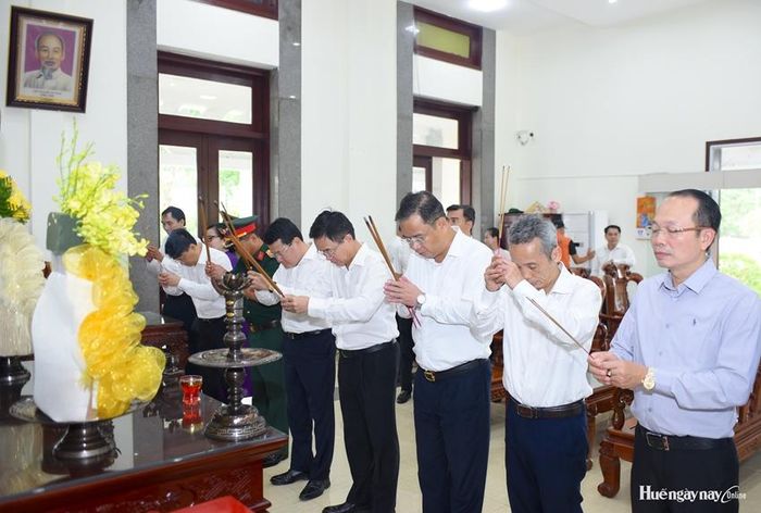 Đoàn công tác dâng hương tưởng niệm Chủ tịch Hồ Chí Minh trong khuôn viên Nghĩa trang liệt sĩ Quốc gia Đường 9