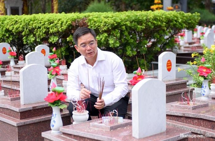 Đồng chí Nguyễn Đình Trung thắp hương ở khu vực có các liệt sĩ quê ở TP. Huế yên nghỉ