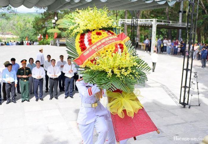 Vòng hoa của Thành ủy, HĐND, UBND, Ủy ban MTTQ Việt Nam TP. Huế được dâng lên tại đài tưởng niệm của Nghĩa trang liệt sĩ Quốc gia Trường Sơn