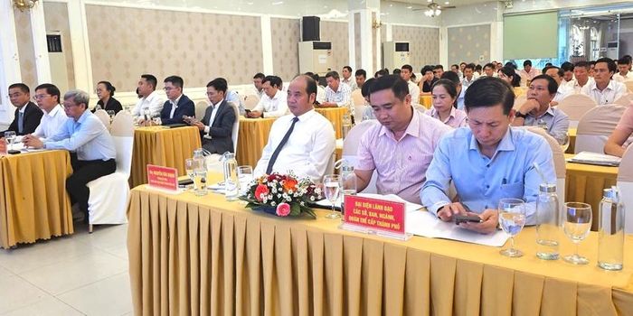 Phó Chủ tịch UBND thành phố Nguyễn Văn Mạnh (bàn đầu, thứ 3 từ phải qua) cùng các đại biểu tham dự hội nghị