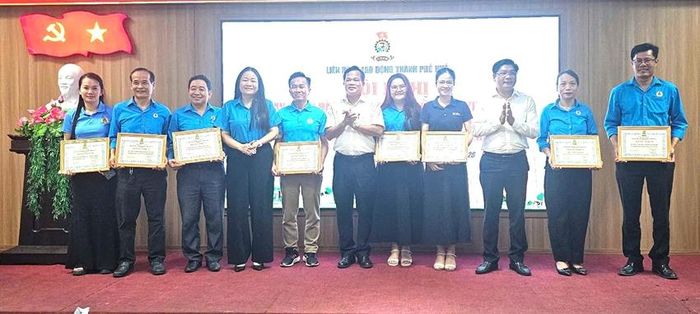 Khen thưởng các tập thể có thành tích xuất sắc trong Tháng công nhân năm 2026 