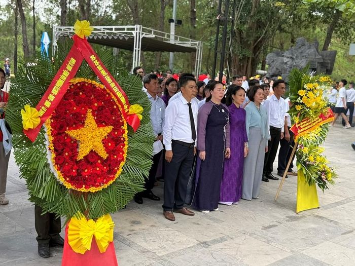 Đoàn dâng hoa lên các Anh hùng liệt sĩ tại Nghĩa trang liệt sĩ Trường Sơn