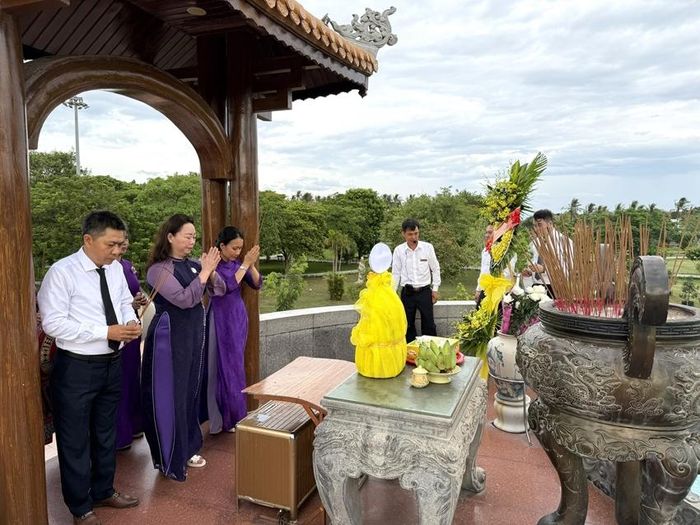 Đoàn dâng hoa, dâng hương lên đền thờ các Anh hùng liệt sĩ tại thành cổ Quảng Trị