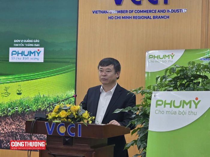 Trần Ngọc Liêm Phó Tổng Thư ký VCCI, Giám đốc VCCI - TP.HCM đề cập đến các những “điểm nghẽn” doanh nghiệp đang gặp phải như: Hạn chế về cơ chế thí điểm cho mô hình mới; Rào cản từ việc khó tiếp cận các nguồn lực đầu tư dài hạn ...