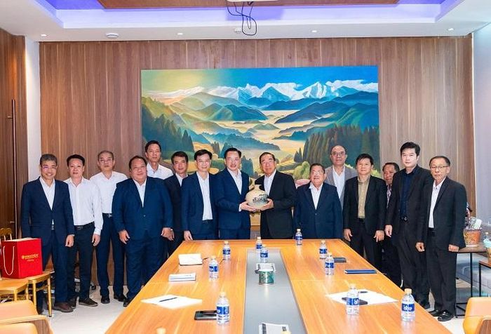 Đoàn công tác Vinachem do Tổng Giám đốc Nguyễn Hữu Tú làm Trưởng đoàn đã đến thăm và làm việc tại trụ sở Tập đoàn Phongsavanh