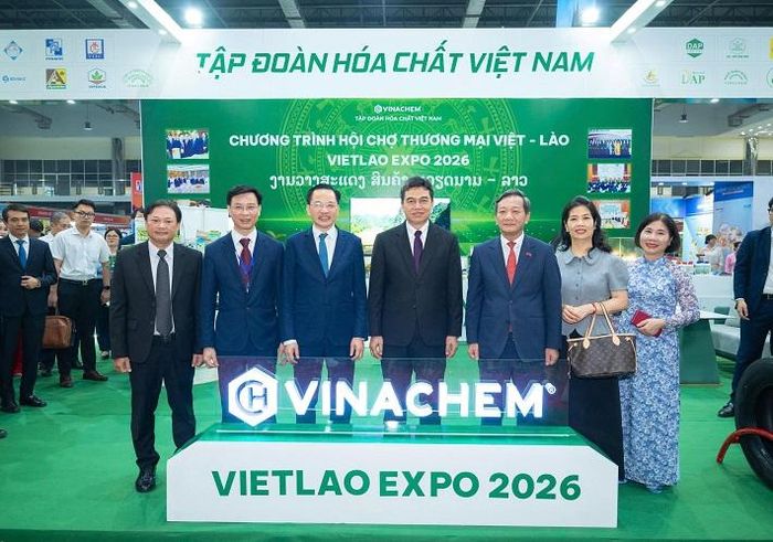 Đại sứ Nguyễn Minh Tâm và các lãnh đạo Bộ Công Thương Việt Nam và CHDCND Lào tới thăm gian hàng VINACHEM tại hội chợ
