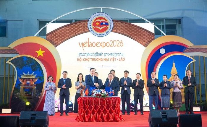 Tổng Giám đốc Tập đoàn Hóa chất Việt Nam Nguyễn Hữu Tú và Ông Khamlar Lolonsy, Phó Chủ tịch Tập đoàn Phongsavanh ký kết Biên bản ghi nhớ hợp tác (MOU)