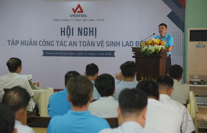 Ông Đỗ Đình Trường - Phó chủ tịch Công đoàn Tổng công ty Thép Việt Nam phổ biến thông tin về hội nghị tập huấn.