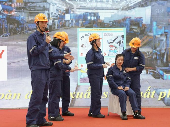 Kỹ năng sơ cấp cứu đã được Thép Việt - Sing Sân khấu hóa tại hội thi ATVSVG trong Tháng Công nhân tại miền Bắc.