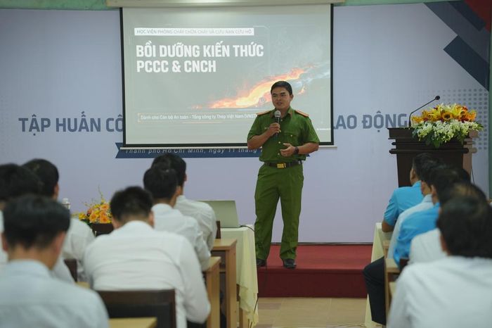 Tiến sĩ Bùi Quang Tiến, giảng viên Khoa Chữa cháy và Cứu nạn cứu hộ đã phổ biến phương án xử lý cháy tại chỗ đối với đặc thù ngành sản xuất thép.