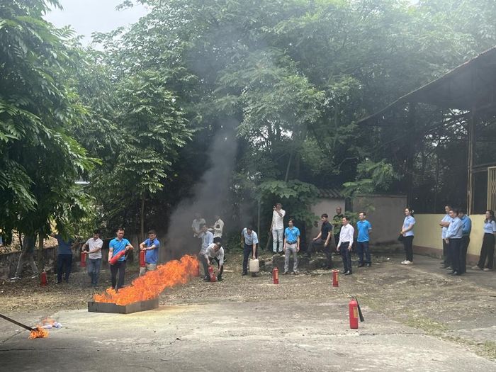 Không khí diễn tập phòng cháy chữa cháy với thao tác dập cháy bằng bình bọt ở lớp tập huấn miền Bắc rất khẩn trương và nhanh nhẹn.