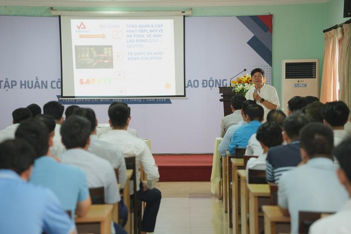 Giảng viên được mời là ông Vũ Như Văn, nguyên Cục trưởng Cục An toàn lao động (Bộ Lao động - Thương binh và Xã hội, nay thuộc Bộ Nội vụ),