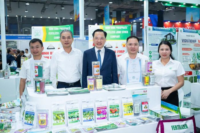 Ông Nguyễn Hữu Tú, Tổng Giám đốc Tập đoàn Hóa chất Việt Nam thăm gian hành bày sản phẩm của NIFERCO tại VIETLAO EXPO 2026