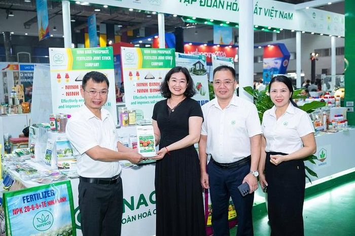 Các sản phẩm Phân lân nung chảy và Phân NPK Ninh Bình nhận được sự quan tâm của khách hàng tại VIETLAO EXPO 2026