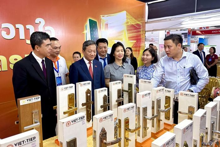 Ngoài các nhóm hàng truyền thống, hội chợ còn giới thiệu các sản phẩm điện - điện tử, máy móc thiết bị công nghiệp, dược phẩm, thiết bị y tế cao cấp và các dịch vụ thương mại, đầu tư - Ảnh: Cục Xúc tiến thương mại