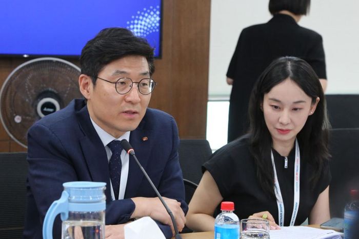 Ông Jungsoo Yoo - Trưởng Ban Hệ sinh thái Năng lượng KEPCO phát biểu tại buổi làm việc 