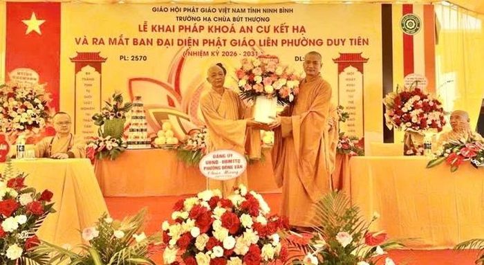 Tặng hoa chúc mừngĐại đức Thích Thiện Đạo đảm nhiệm Trưởng ban Đại diện Phật giáo liên phường Duy Tiên