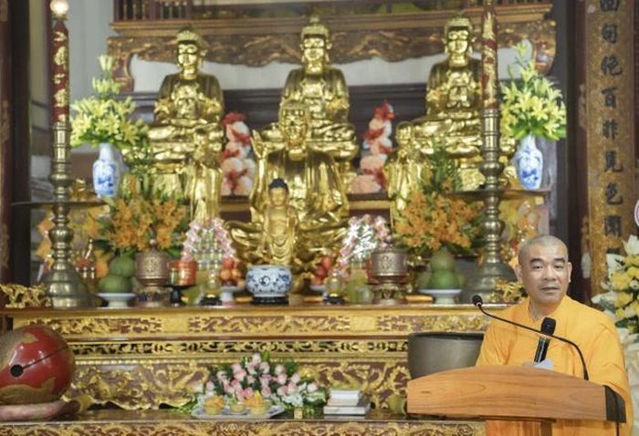 Thượng tọa Thích Nguyên Mãn báo cáo hiện trạng xuống cấp của chánh điện tổ đình Sắc tứ Tịnh Quang