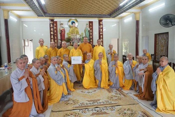 Cúng dường phẩm vật đến chư hành giả Ni trường hạ chùa Quang Minh (phường Hòa Khánh)