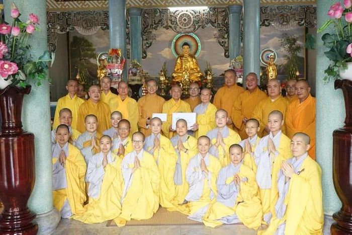Cúng dường phẩm vật đến chư hành giả Ni trường hạ chùa Châu Phong