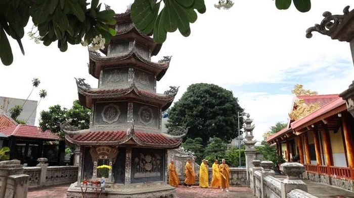 Môn đồ đệ tử hữu nhiều bảo tháp cố Hòa thượng Thích Tâm Khai tại chùa Tân Hòa (Bình Dương)