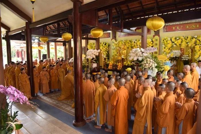 Đoàn tiểu La Vân tụng thời kinh cầu nguyện
