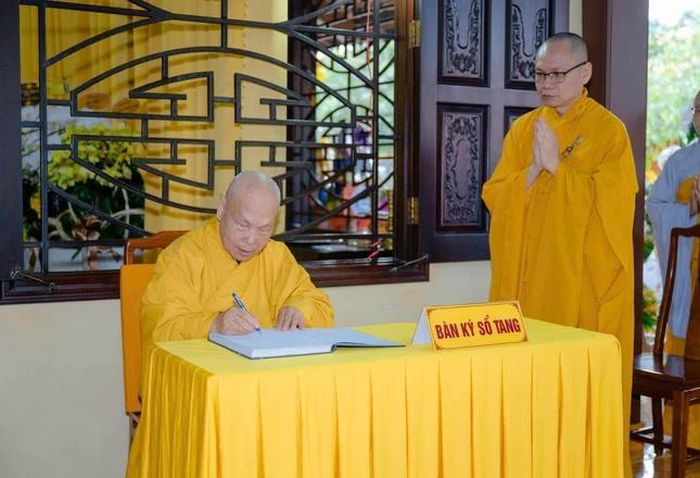 Trưởng lão Hòa thượng Thích Thiện Nhơn ghi sổ tang phân ưu - Ảnh: Đăng Huy