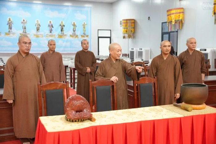 Hòa thượng Thích Bảo Nghiêm, Phó Chủ tịch Hội đồng Trị sự, Trưởng ban Trị sự GHPGVN TP.Hà Nội trực tiếp kiểm tra các khâu chuẩn bị