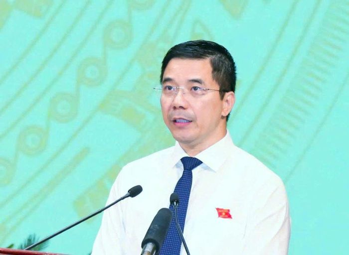 Ông Nguyễn Hồng Phong, Phó bí thư thường trực Tỉnh ủy, Chủ tịch HĐND tỉnh Thanh Hóa chủ trì và chỉ đạo tại kỳ họp.