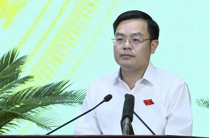 Ông Hoàng Văn Đồng, Giám đốc Sở Xây dựng Thanh Hóa trình bày tờ trình dự án đường từ nút giao Hà Lĩnh/cao tốc Bắc - Nam đến đường Hồ Chí Minh (giai đoạn 1).