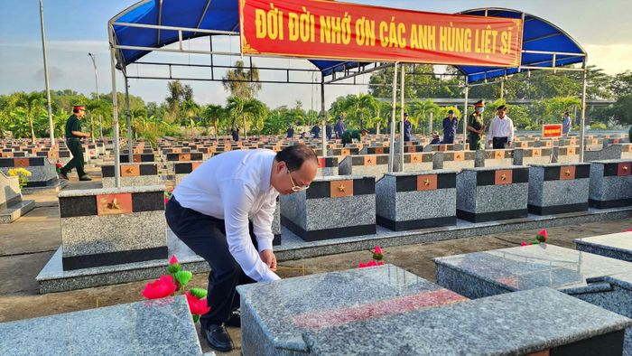 Ông Nguyễn Hồ Hải, Bí thư Tỉnh ủy Cà Mau thắp hương tại phần mộ liệt sĩ chưa xác định được thông tin tại Nghĩa trang Liệt sĩ xã Phước Long trước khi tiến hành lấy mẫu sinh phẩm phục vụ giám định ADN.
