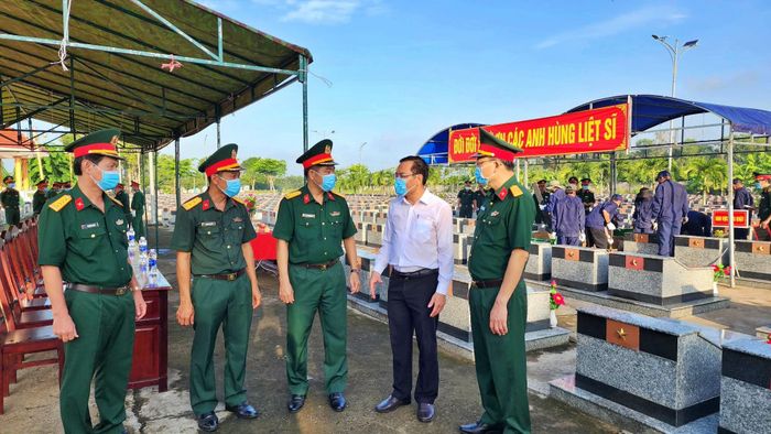 Ông Ngô Vũ Thăng, Phó chủ tịch UBND tỉnh, Trưởng Ban Chỉ đạo trực tiếp chỉ đạo và theo dõi quy trình lấy mẫu hài cốt. Ông nhấn mạnh: "Đây là nhiệm vụ nhân văn cao cả, đồng thời yêu cầu các lực lượng phối hợp chặt chẽ, thực hiện đúng quy trình chuyên môn, bảo đảm tiến độ và tuyệt đối an toàn".