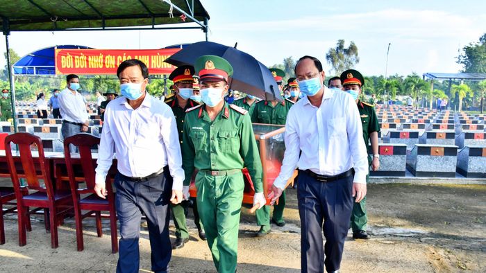Lãnh đạo tỉnh Cà Mau cùng lực lượng làm nhiệm vụ rất cẩn trọng, thành kính di chuyển quách hài cốt liệt sĩ.