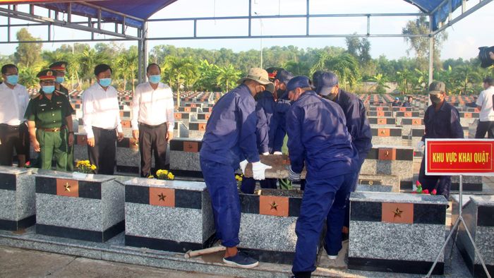 Sau đó, lãnh đạo tỉnh Cà Mau đã trực tiếp theo dõi quy trình lấy mẫu sinh phẩm hài cốt theo đúng quy định chuyên môn. Đợt này lực lượng làm nhiệm vụ sẽ lấy mẫu và bàn giao mẫu 761 hài cốt liệt sĩ chưa xác định được thông tin.