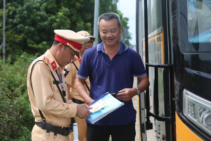 Thời gian qua, lực lượng CSGT Thanh Hóa đã tăng cường kiểm tra xe ô tô khách trên dọc tuyến quốc lộ 1, qua đó phát hiện xử lý hàng chục phương tiện vi phạm.
