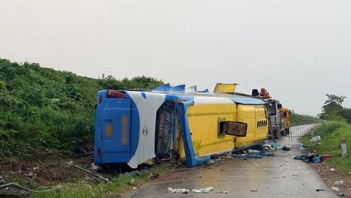 Hiện trường vụ tai nạn cướp đi tính mạng 4 người ở Thái Nguyên trên cao tốc Pháp Vân - Cầu Giẽ, đoạn Km197+900 thuộc địa phận xã Chương Dương, TP Hà Nội.