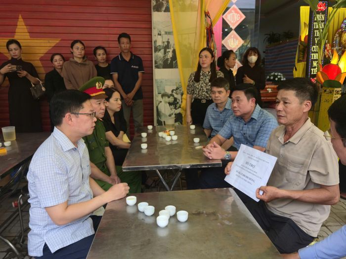Bố cháu Nguyễn Trà My xúc động trước sự chia sẻ của lãnh đạo tỉnh Thái Nguyên.