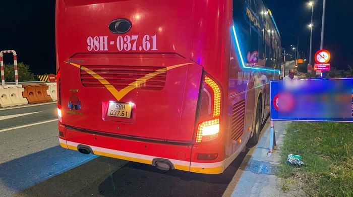 Phương tiện vi phạm chở quá số người quy định trên cao tốc Nha Trang - Cam Lâm. (Ảnh: Công an cung cấp).