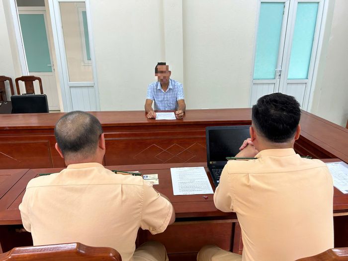 Tài xế N.T.D, không nhường đường cho xe ưu tiên làm việc với lực lượng CSGT Công an tỉnh Tuyên Quang.