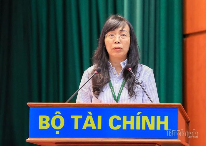 Bà Trần Thị Tuyết Lan - Phó Vụ trưởng Vụ Tổ chức cán bộ (Bộ Tài chính) phát biểu tham luận. Ảnh: Đức Thanh